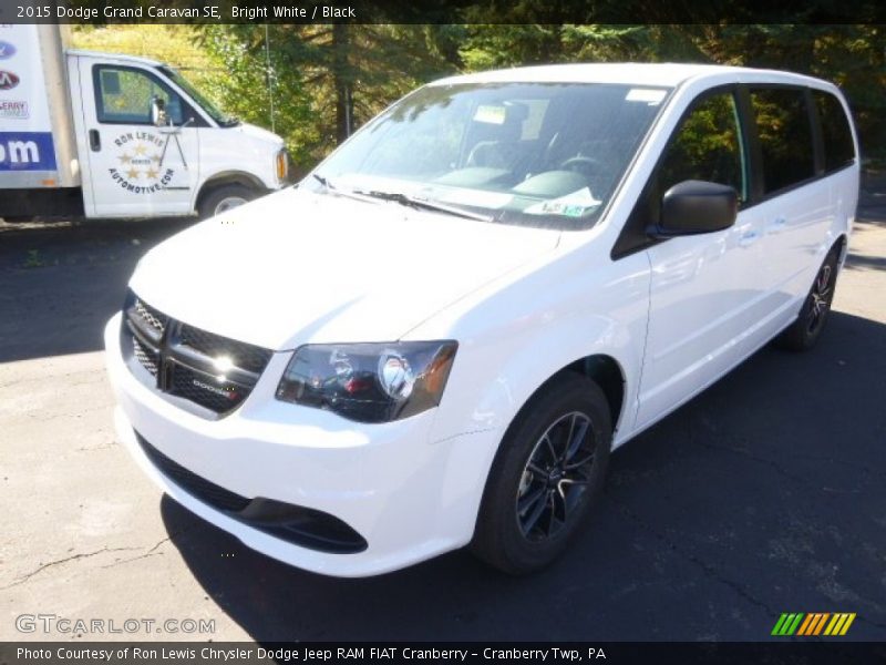 Bright White / Black 2015 Dodge Grand Caravan SE