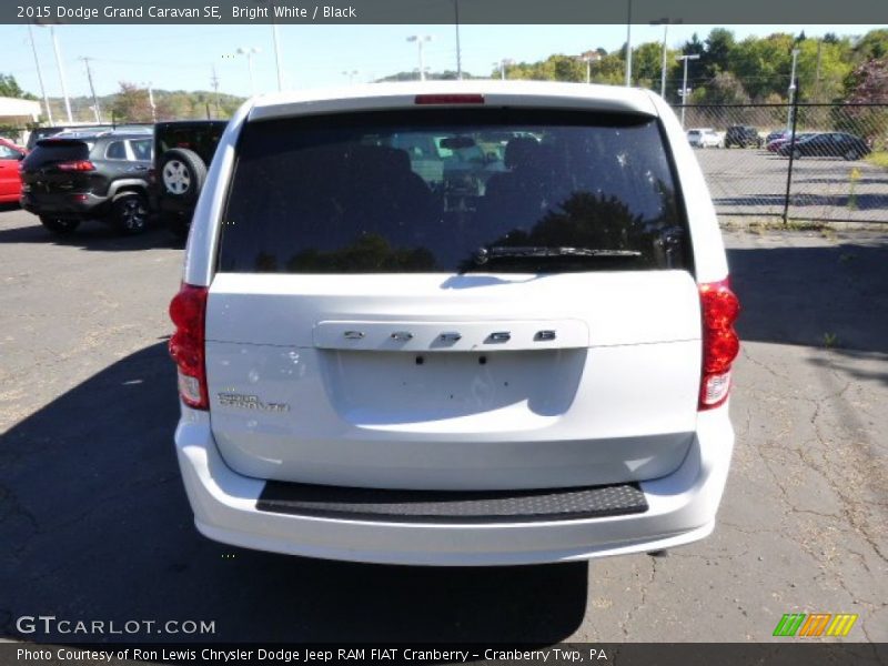 Bright White / Black 2015 Dodge Grand Caravan SE