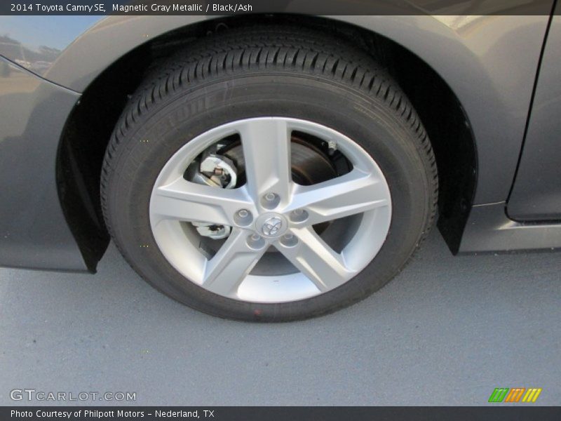 Magnetic Gray Metallic / Black/Ash 2014 Toyota Camry SE