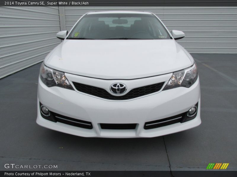 Super White / Black/Ash 2014 Toyota Camry SE