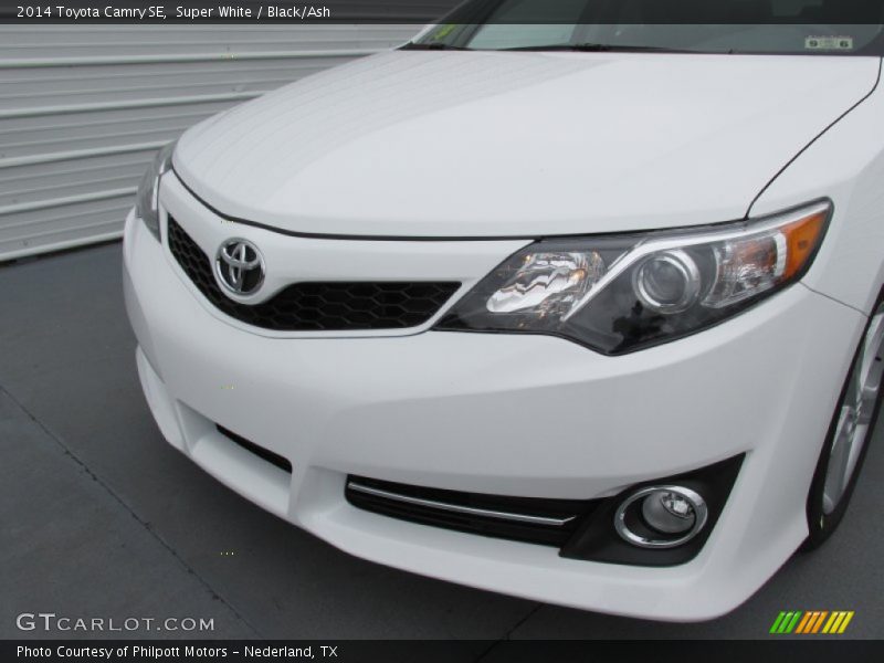 Super White / Black/Ash 2014 Toyota Camry SE