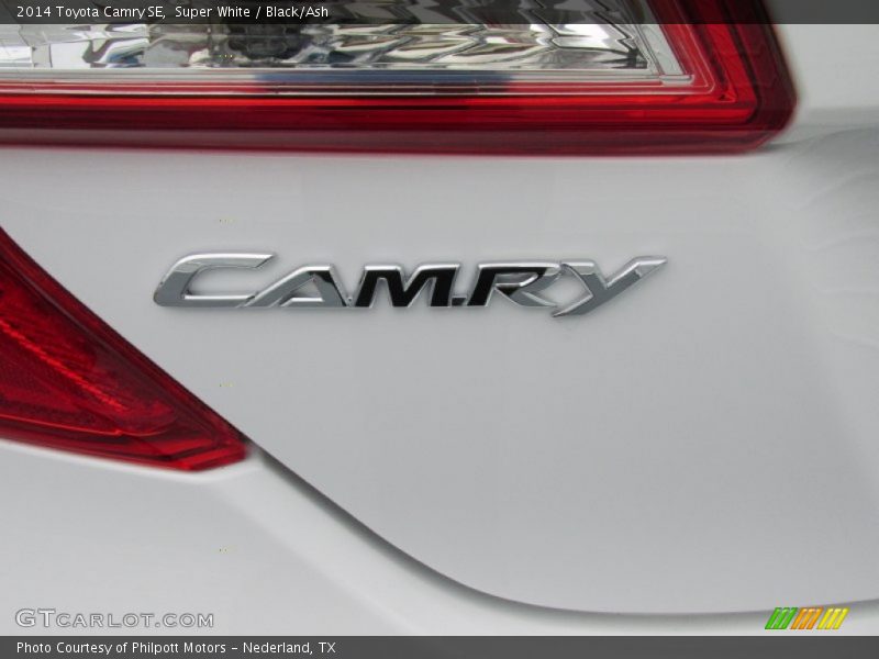 Super White / Black/Ash 2014 Toyota Camry SE