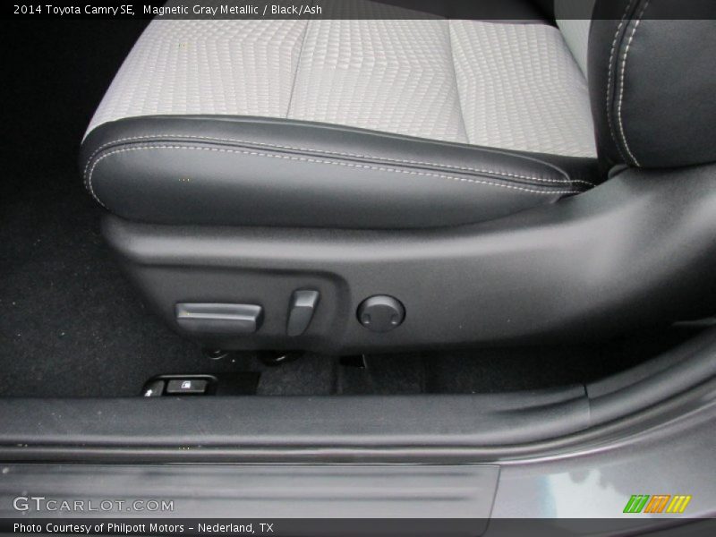 Magnetic Gray Metallic / Black/Ash 2014 Toyota Camry SE
