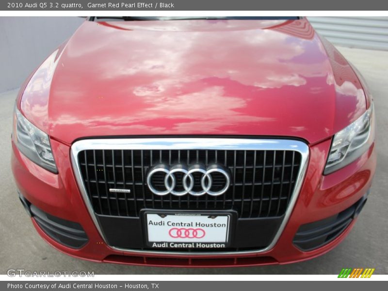 Garnet Red Pearl Effect / Black 2010 Audi Q5 3.2 quattro