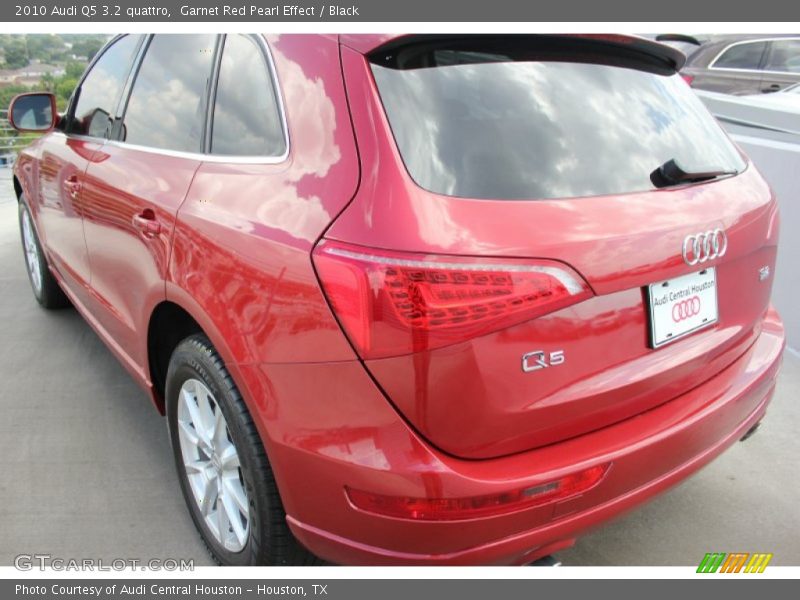 Garnet Red Pearl Effect / Black 2010 Audi Q5 3.2 quattro