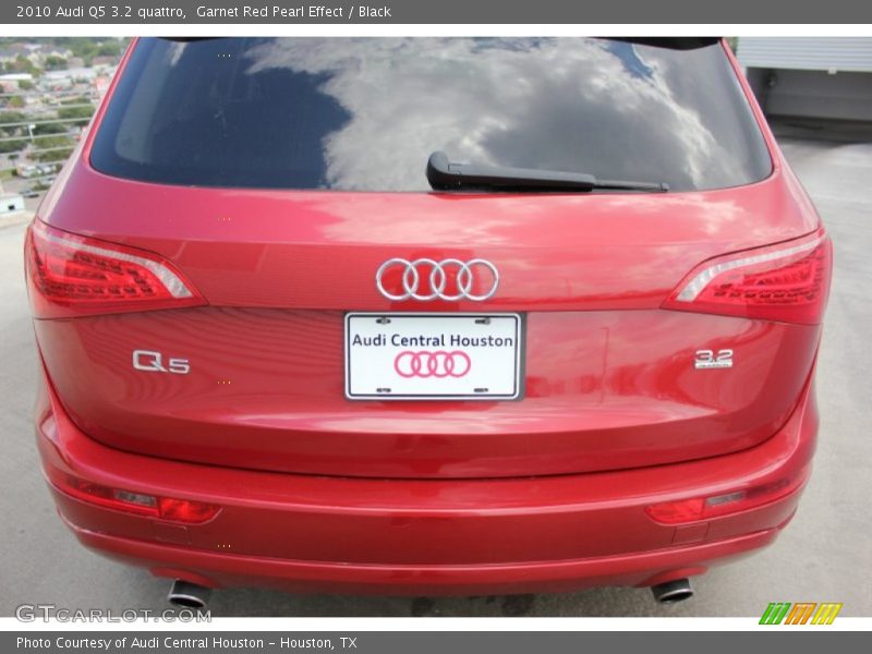 Garnet Red Pearl Effect / Black 2010 Audi Q5 3.2 quattro