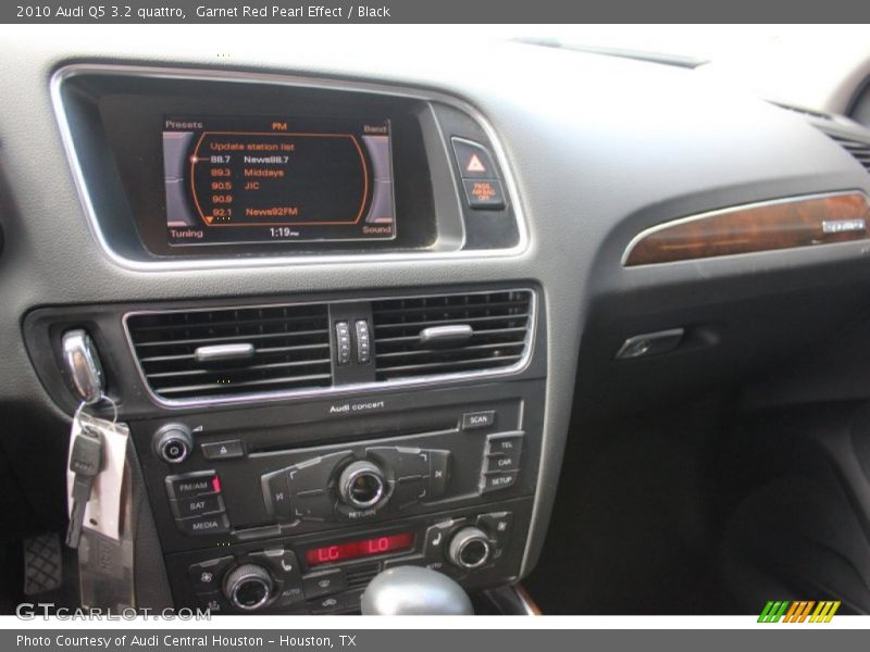 Garnet Red Pearl Effect / Black 2010 Audi Q5 3.2 quattro