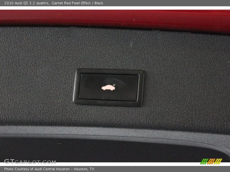 Garnet Red Pearl Effect / Black 2010 Audi Q5 3.2 quattro