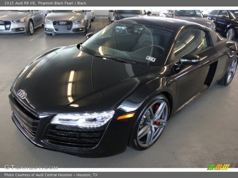 Front 3/4 View of 2015 R8 V8