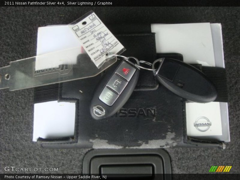 Silver Lightning / Graphite 2011 Nissan Pathfinder Silver 4x4