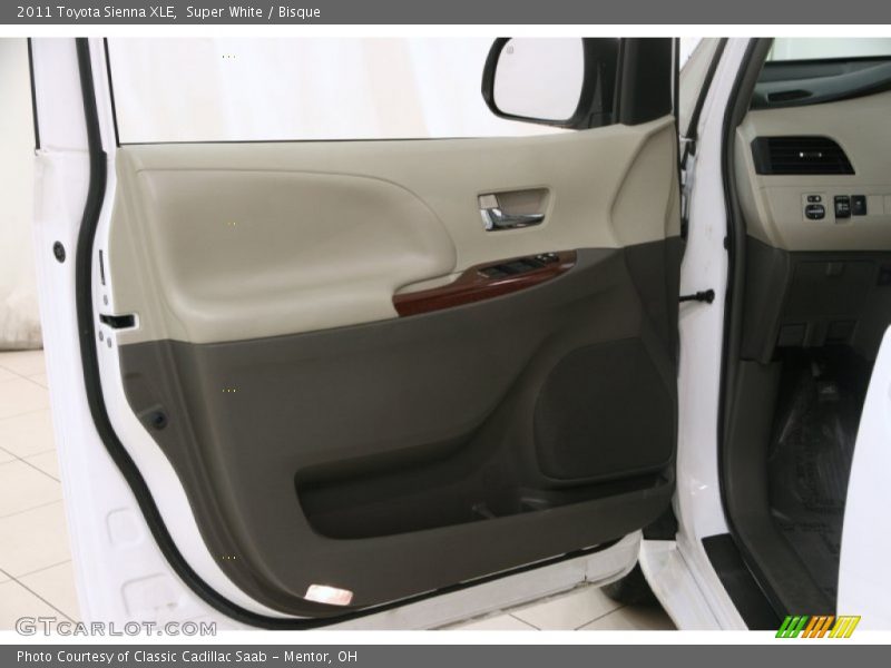 Super White / Bisque 2011 Toyota Sienna XLE