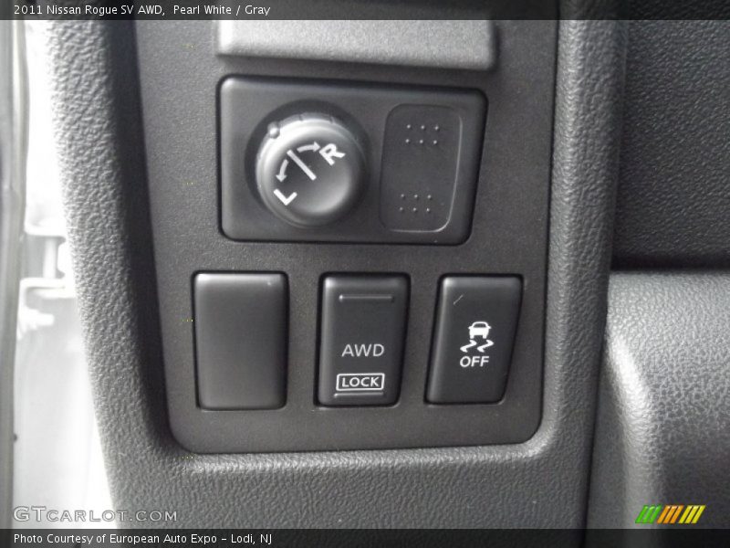 Pearl White / Gray 2011 Nissan Rogue SV AWD