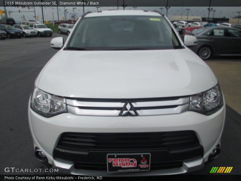 Diamond White / Black 2015 Mitsubishi Outlander SE