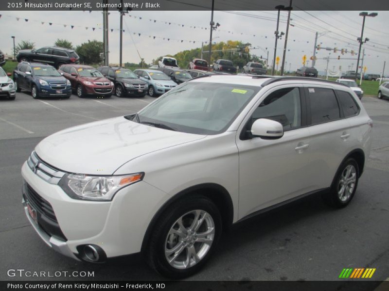 Diamond White / Black 2015 Mitsubishi Outlander SE