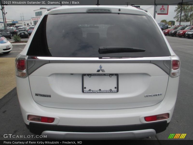 Diamond White / Black 2015 Mitsubishi Outlander SE