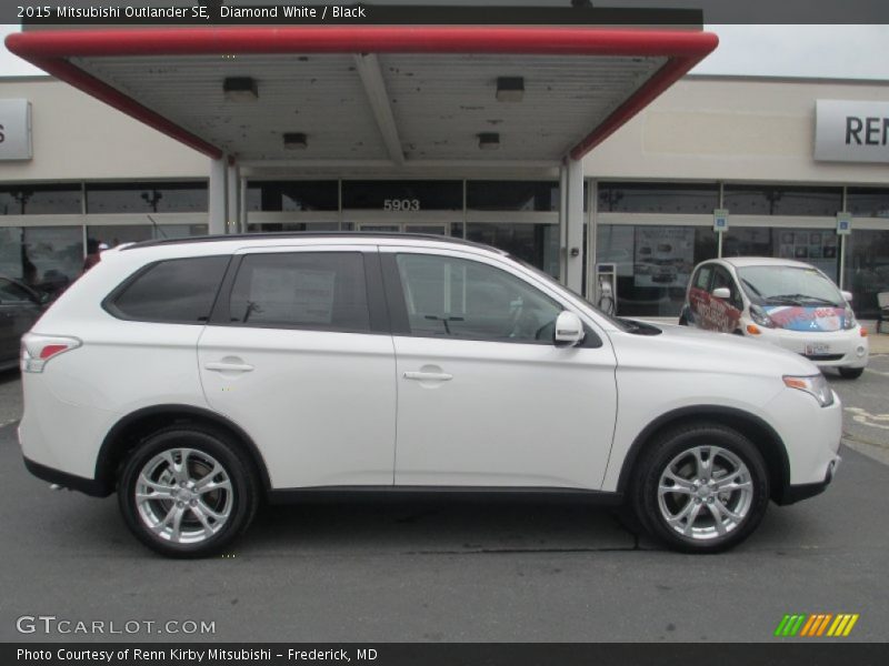 Diamond White / Black 2015 Mitsubishi Outlander SE