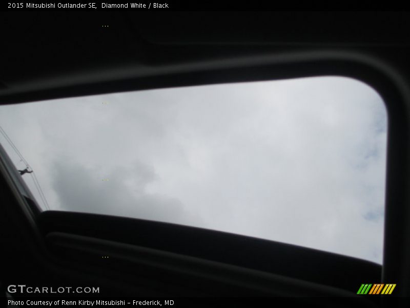 Diamond White / Black 2015 Mitsubishi Outlander SE