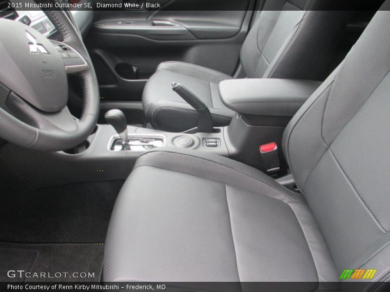 Diamond White / Black 2015 Mitsubishi Outlander SE