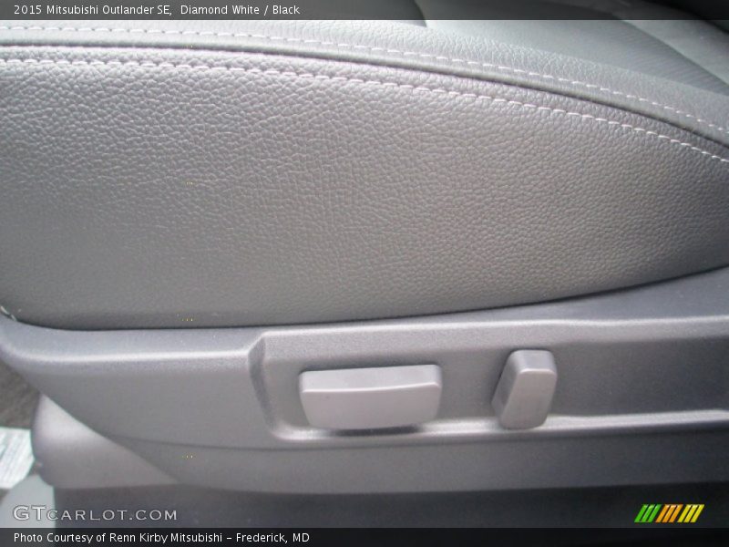 Diamond White / Black 2015 Mitsubishi Outlander SE
