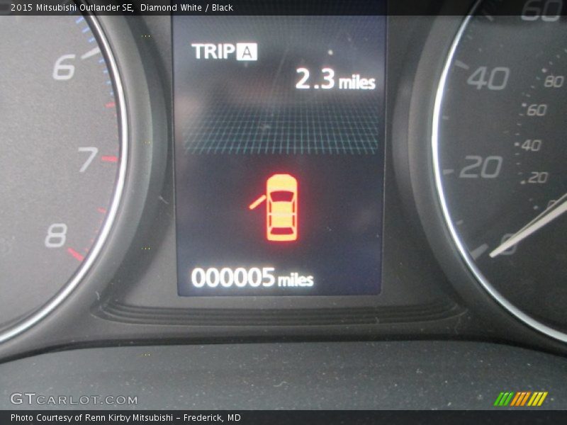Diamond White / Black 2015 Mitsubishi Outlander SE