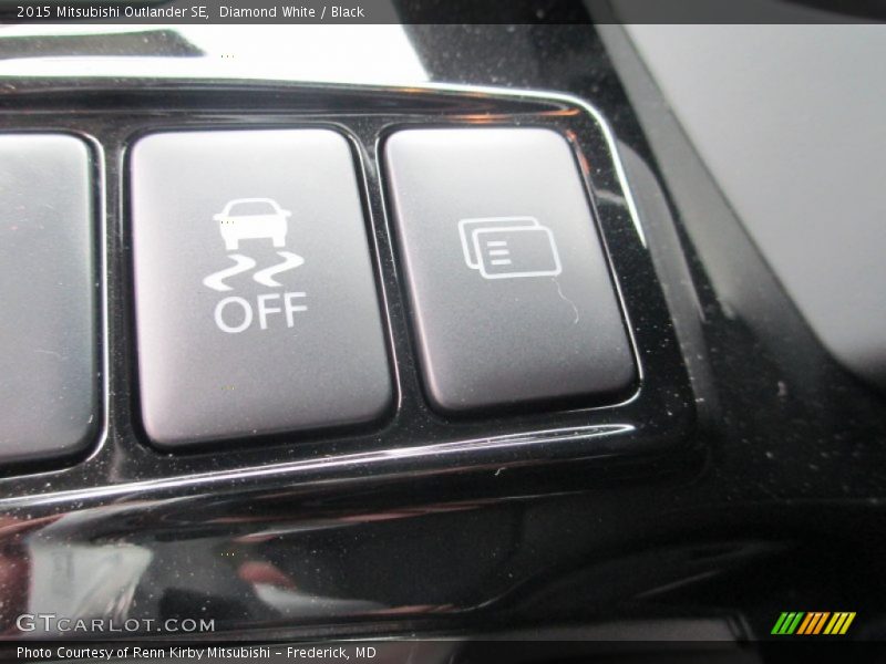 Diamond White / Black 2015 Mitsubishi Outlander SE