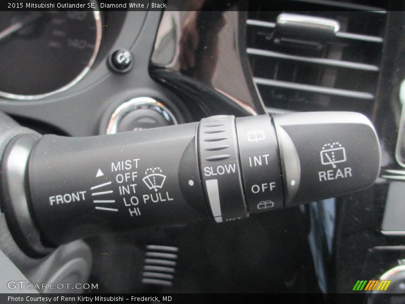 Diamond White / Black 2015 Mitsubishi Outlander SE