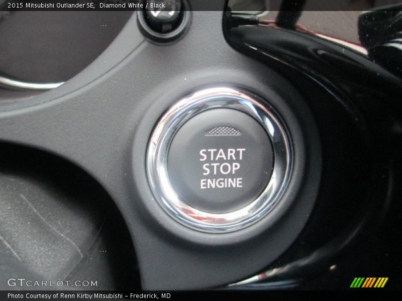 Diamond White / Black 2015 Mitsubishi Outlander SE