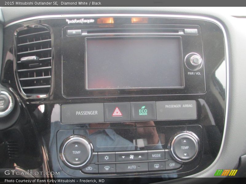 Diamond White / Black 2015 Mitsubishi Outlander SE