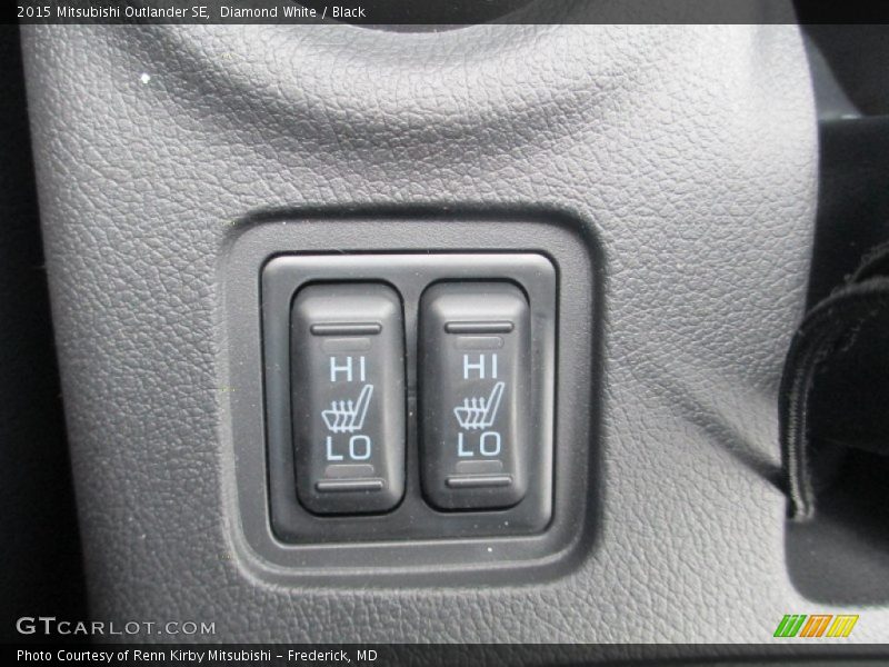 Diamond White / Black 2015 Mitsubishi Outlander SE