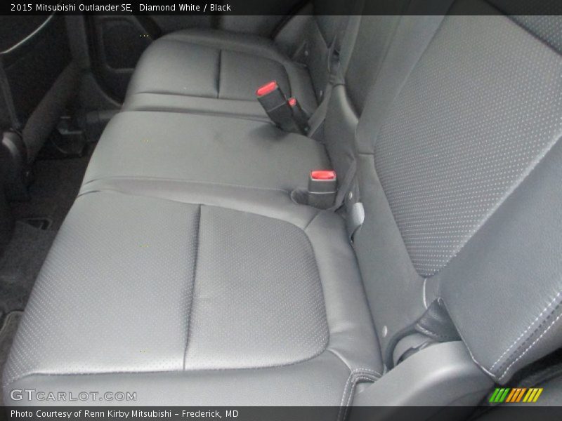 Diamond White / Black 2015 Mitsubishi Outlander SE