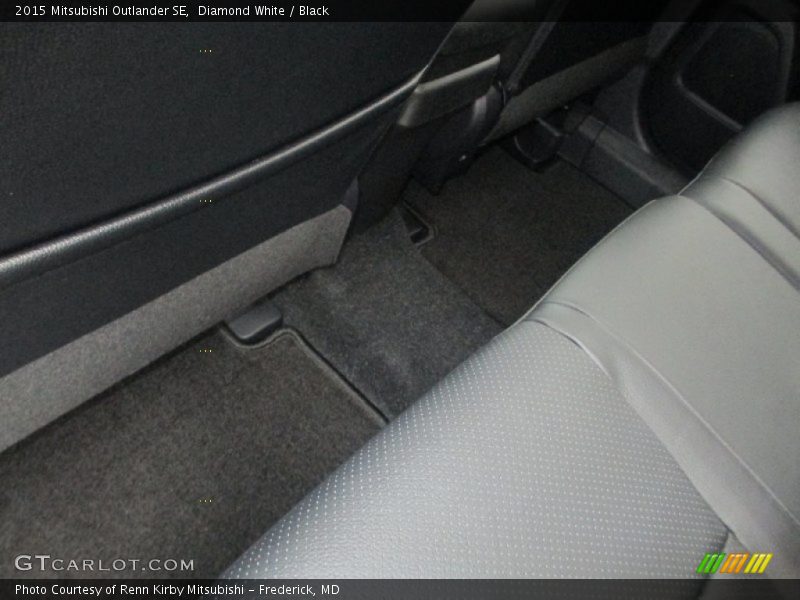 Diamond White / Black 2015 Mitsubishi Outlander SE