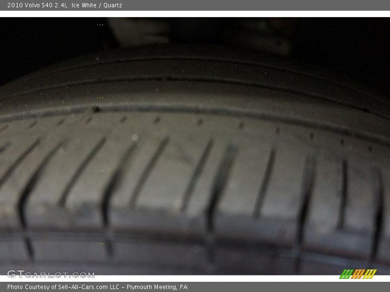 Ice White / Quartz 2010 Volvo S40 2.4i