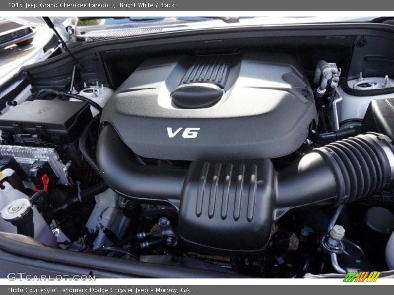 Bright White / Black 2015 Jeep Grand Cherokee Laredo E