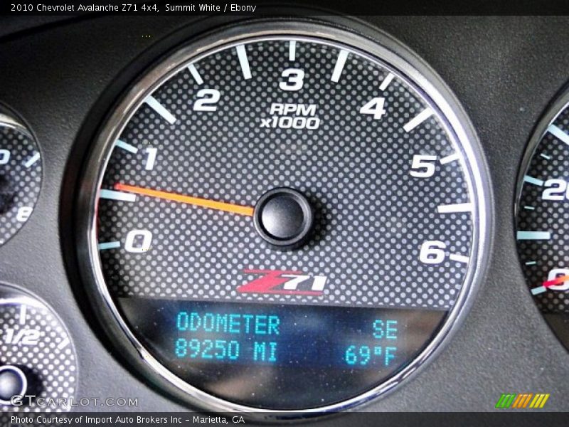 Summit White / Ebony 2010 Chevrolet Avalanche Z71 4x4