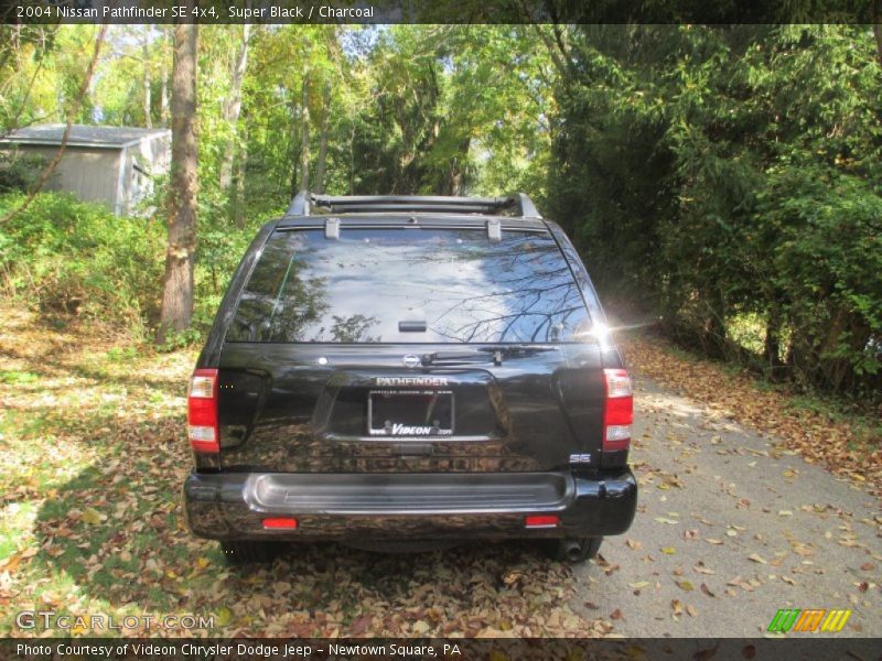 Super Black / Charcoal 2004 Nissan Pathfinder SE 4x4