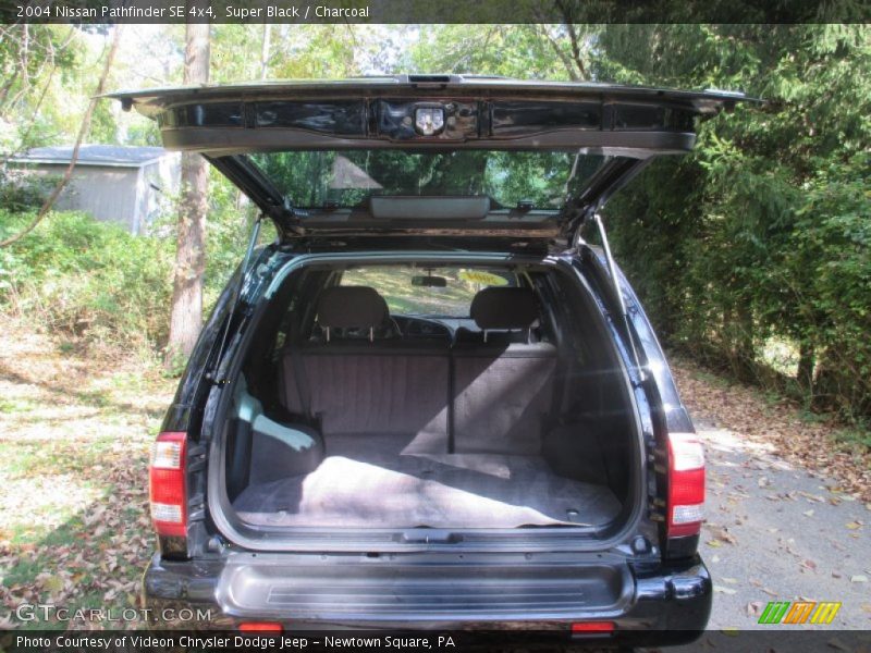 Super Black / Charcoal 2004 Nissan Pathfinder SE 4x4