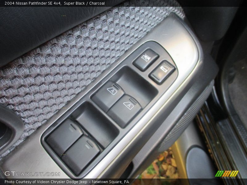 Super Black / Charcoal 2004 Nissan Pathfinder SE 4x4