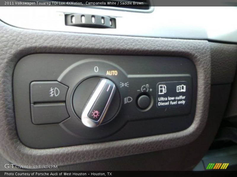 Campanella White / Saddle Brown 2011 Volkswagen Touareg TDI Lux 4XMotion
