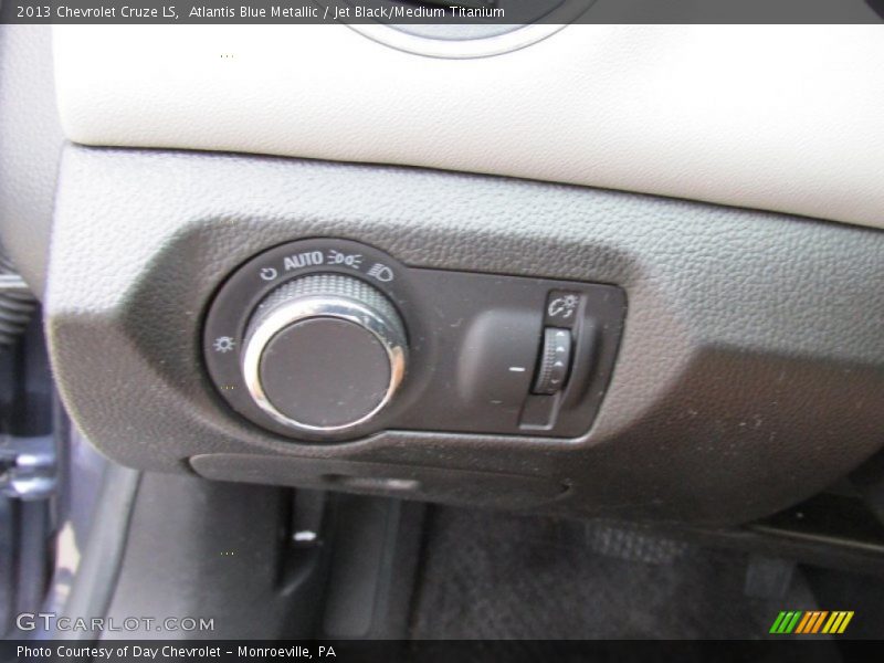 Atlantis Blue Metallic / Jet Black/Medium Titanium 2013 Chevrolet Cruze LS