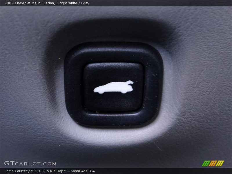 Bright White / Gray 2002 Chevrolet Malibu Sedan