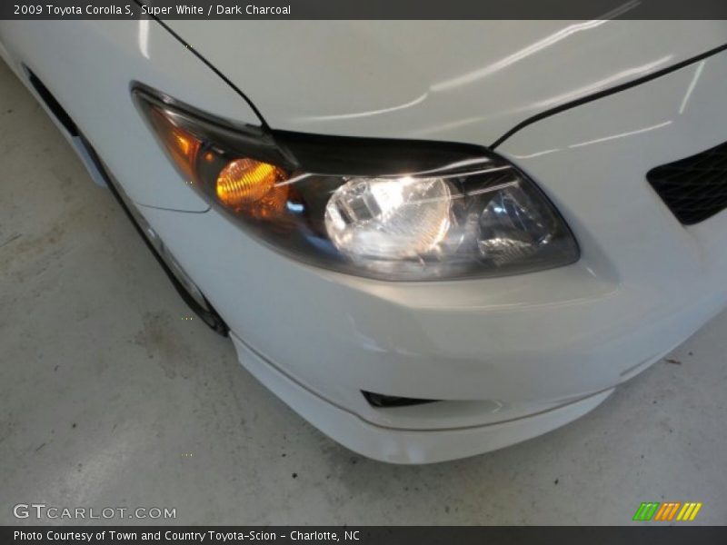 Super White / Dark Charcoal 2009 Toyota Corolla S