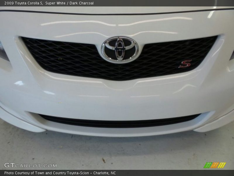 Super White / Dark Charcoal 2009 Toyota Corolla S