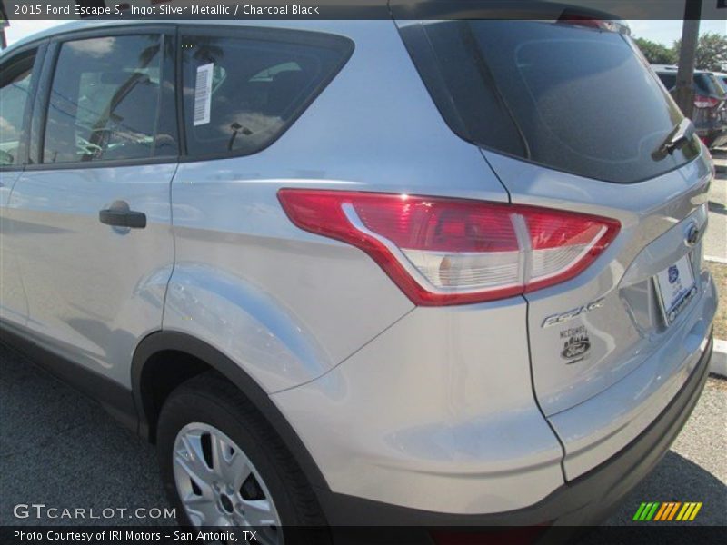 Ingot Silver Metallic / Charcoal Black 2015 Ford Escape S