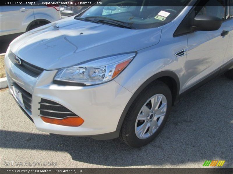 Ingot Silver Metallic / Charcoal Black 2015 Ford Escape S