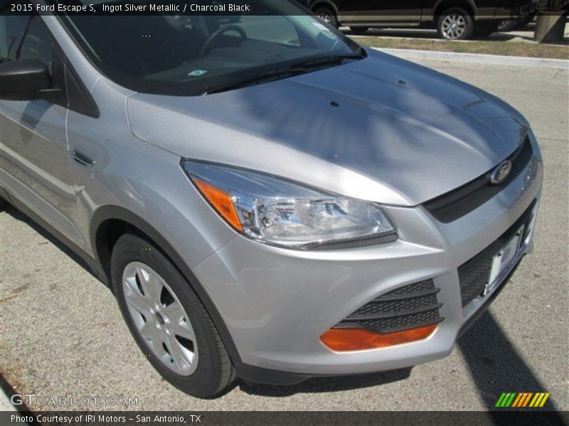 Ingot Silver Metallic / Charcoal Black 2015 Ford Escape S