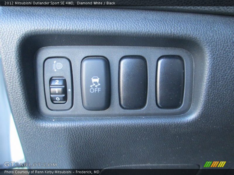 Diamond White / Black 2012 Mitsubishi Outlander Sport SE 4WD