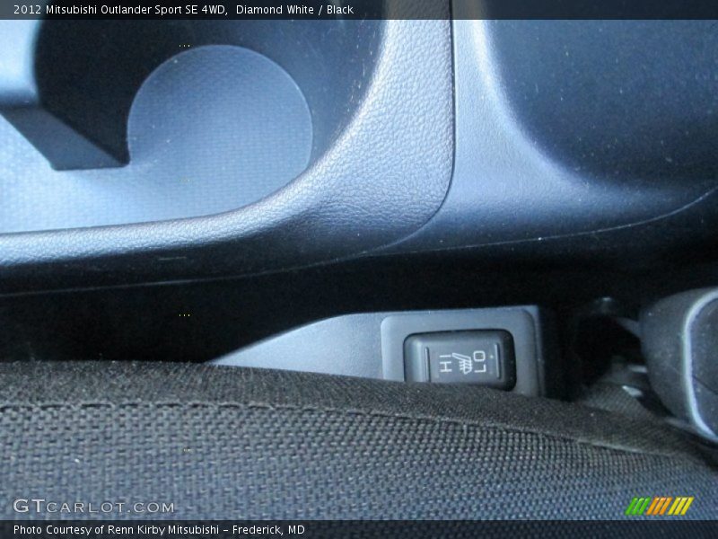 Diamond White / Black 2012 Mitsubishi Outlander Sport SE 4WD