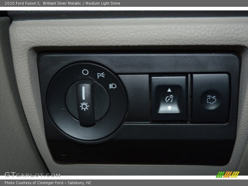 Brilliant Silver Metallic / Medium Light Stone 2010 Ford Fusion S