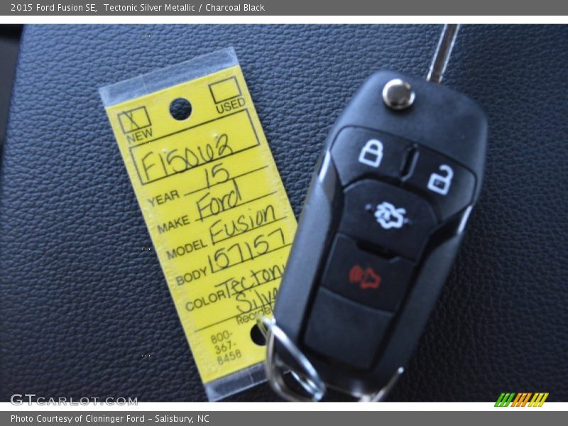 Tectonic Silver Metallic / Charcoal Black 2015 Ford Fusion SE