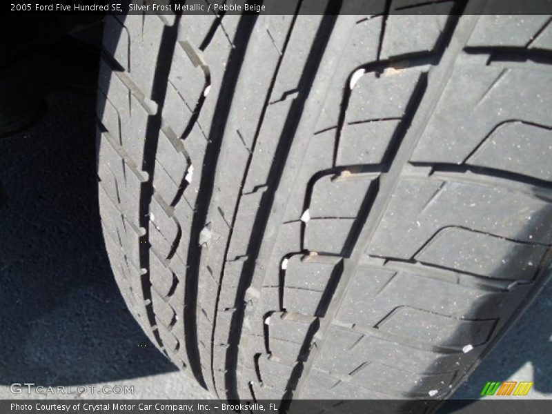 Silver Frost Metallic / Pebble Beige 2005 Ford Five Hundred SE